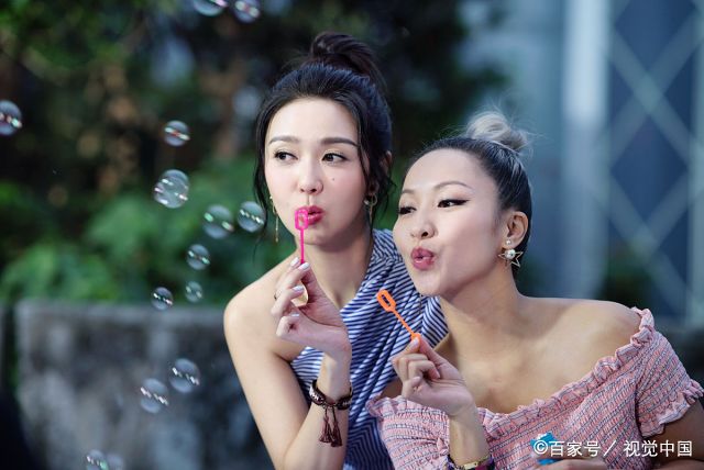 薛凯琪同闺蜜合拍广告,二姐妹重拾小时候的乐趣!